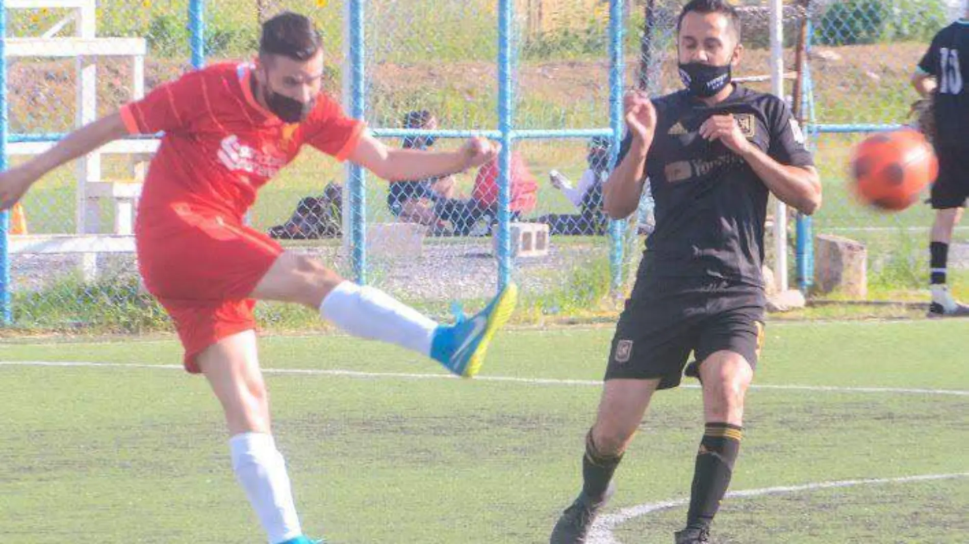 Futbolisttas con pelota